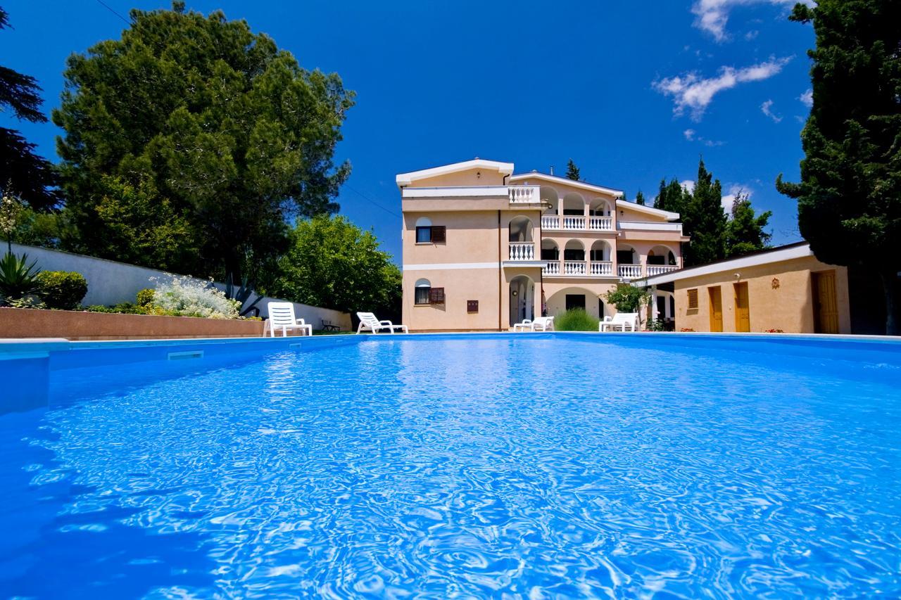 Sun Palace Residence Premantura Exterior foto