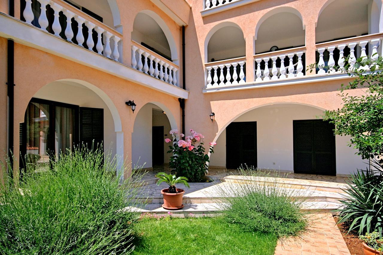 Sun Palace Residence Premantura Exterior foto